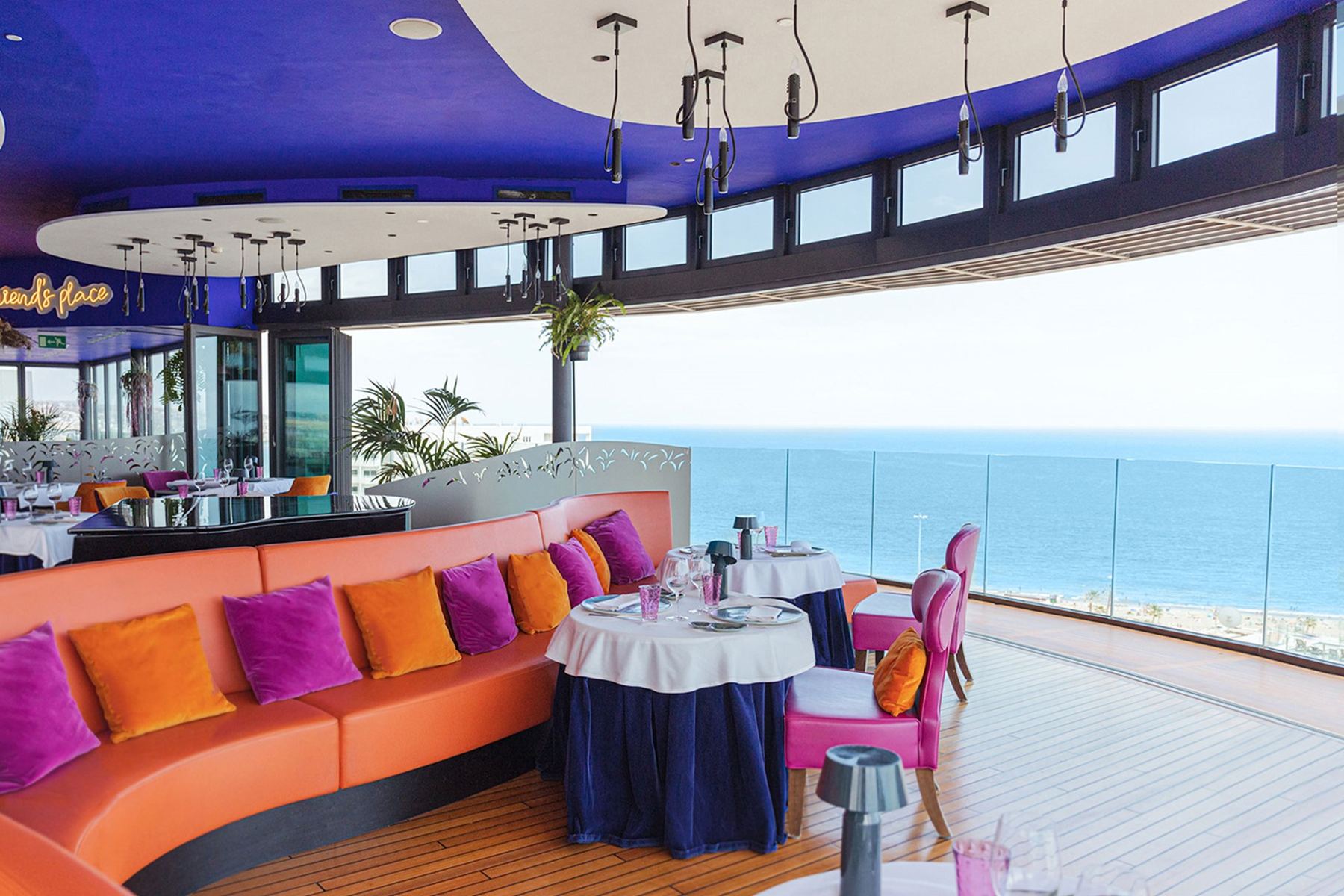 Mesa del restaurante 360º con el mar al fondo