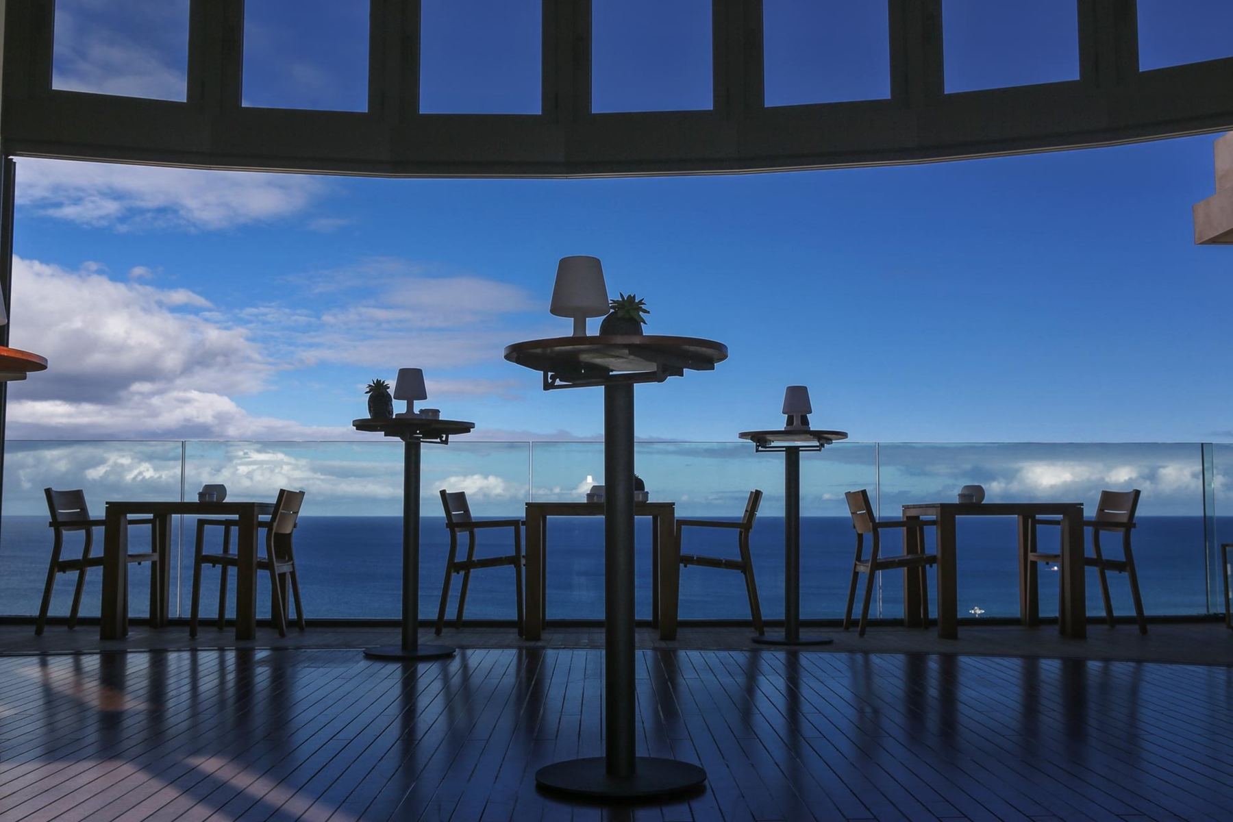 Terraza de Atelier frente al Atlántico con la última luz del día