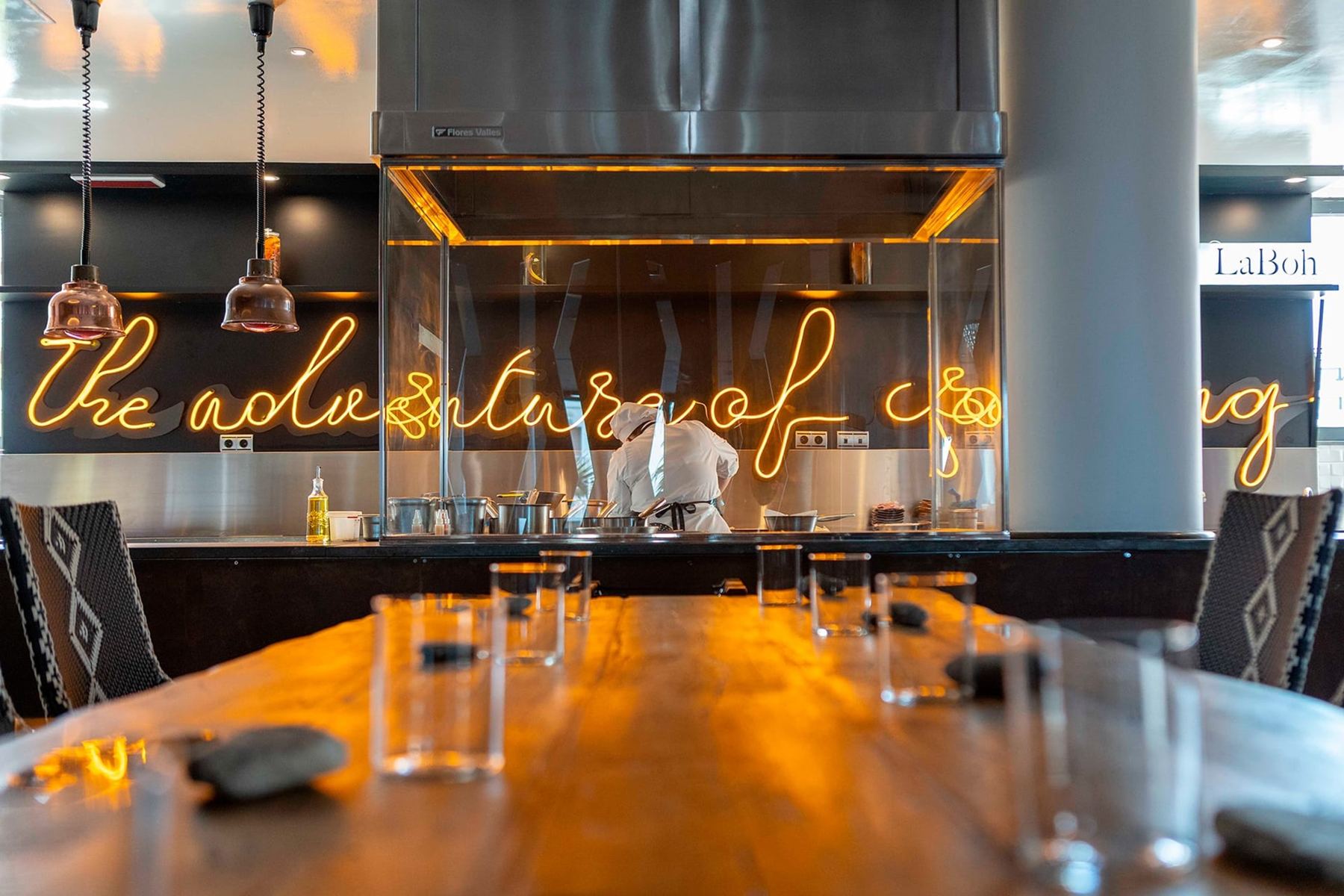 La mesa única de LABOH frente a la cocina abierta