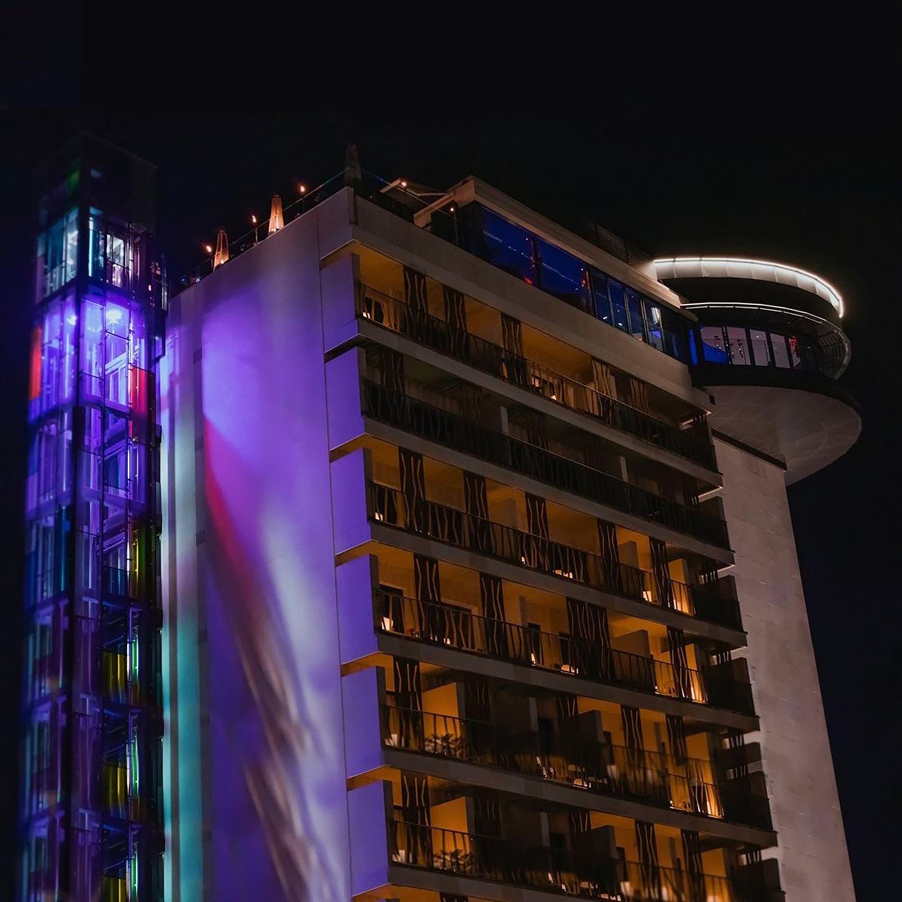 La torre de Bohemia iluminada de noche
